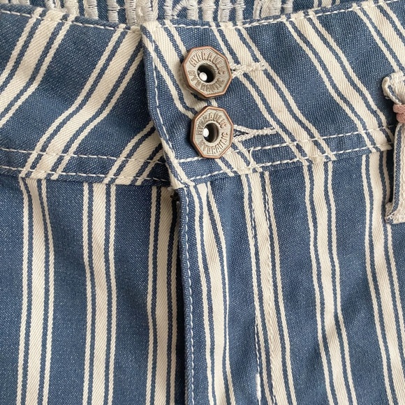 Striped jean shorts,Hydraulic collection curve short, size women’s 6 - Picture 4 of 5